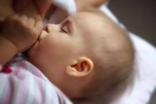 草莓视频污版下载廠家孩子吃奶時乳房疼是怎麽回事